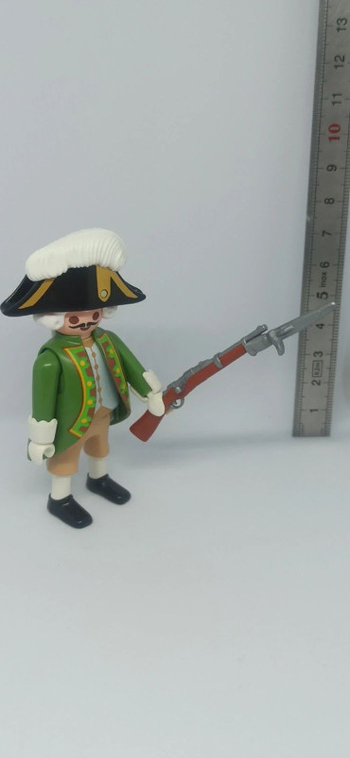 Homme soldat avec veste verte et pantalon marron playmobil