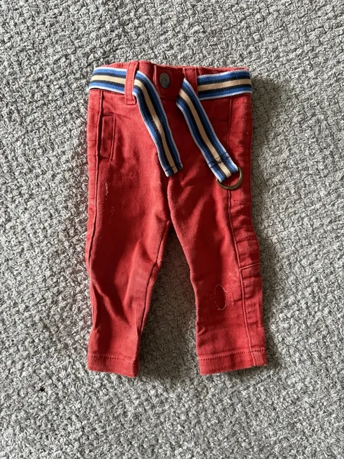 Jeans slim rouge avec ceinture (3mois)