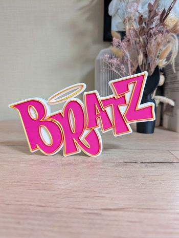 Bratz poupée logo décoratif 19x10cm Excellent état 
