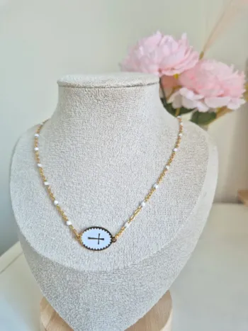 Collier style gigi dorée en acier inoxydable perles résines blanches avec médaille croix