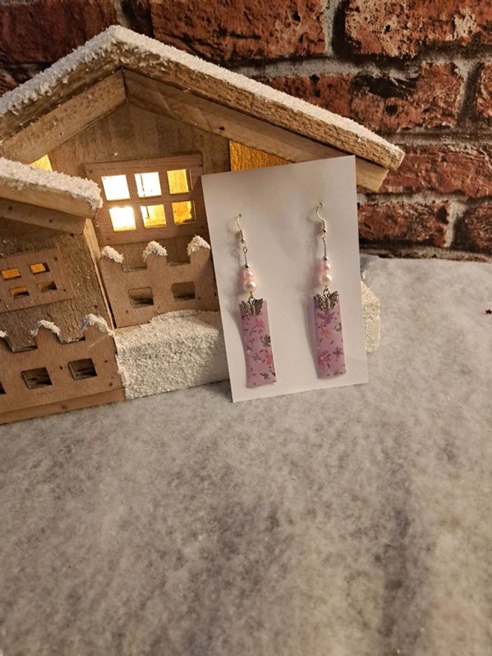 Boucles d'oreilles pendante en résine rose et argenté