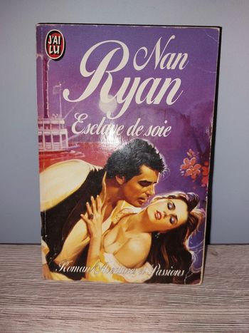 Livre de poche esclave de soie