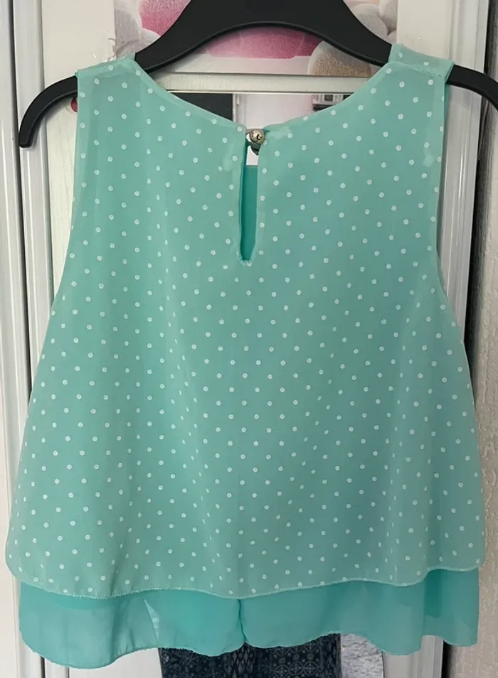 Crop top à volant turquoise avec des pois blancs - photo numéro 3