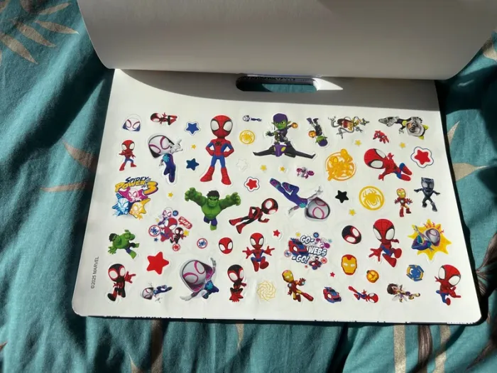 Grand livre de coloriage avec stickers / gommettes spidey neuf - photo numéro 3