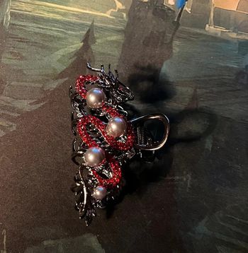 Pince à cheveux dragon noir, strass rouge