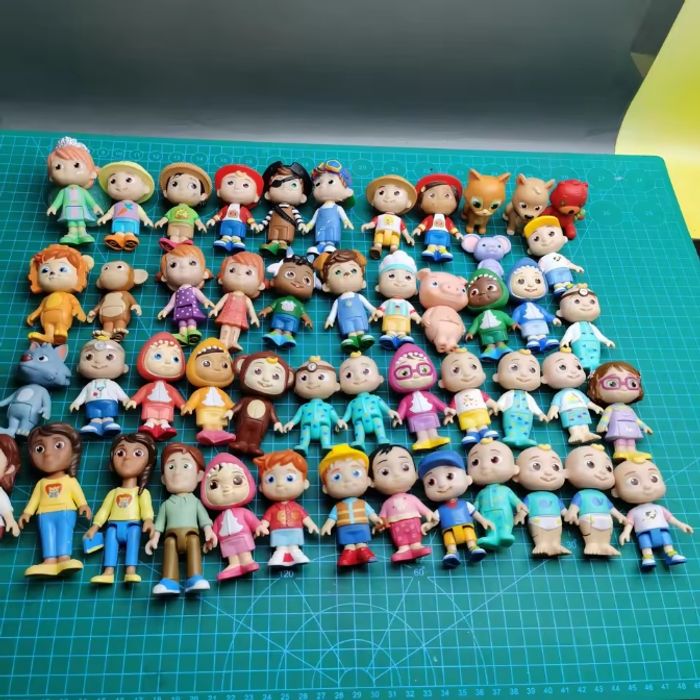 Lot de 56 figurines / poupées Cocomelon et personnages variés
