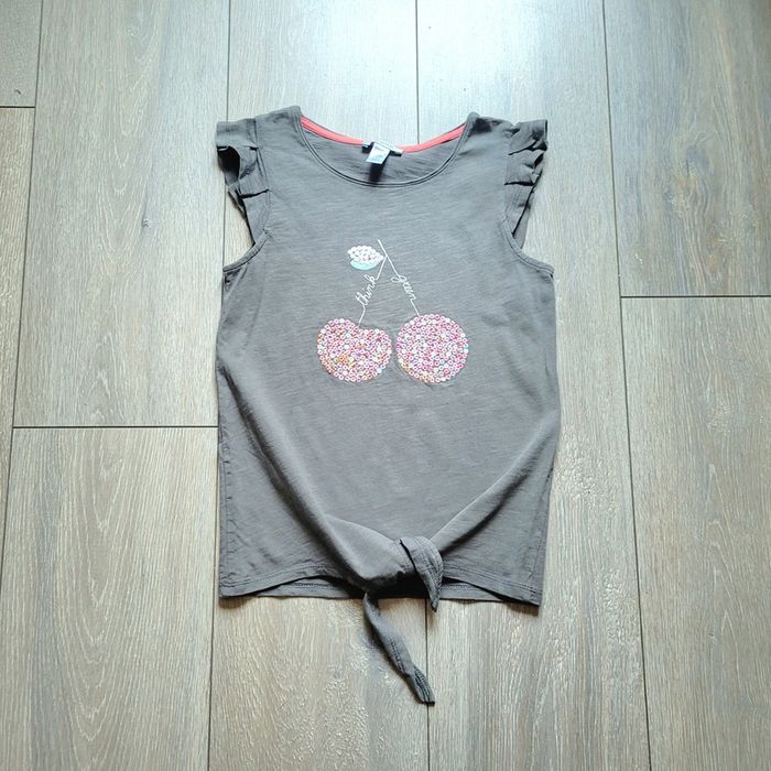 Maillot manche courte vert kaki. Fille 8 ans. Marque Okaidi