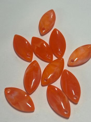 B5, 10 breloques amandes marbrées acrylique orange