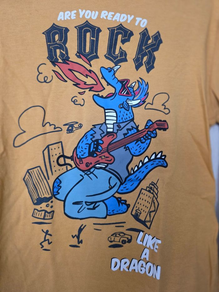 TEE-SHIRT GARÇON 👦 MANCHE LONGUE MOTIF DRAGON  JOUE DE LA GUITARE 🎸 TAILLE 8ANS MARQUE KIABI - photo numéro 2