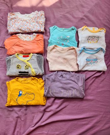 Lot pyjamas et bodys taille 6 mois
