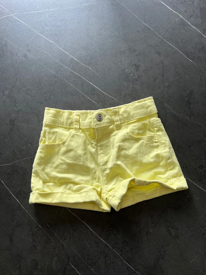 Short jaune pâle
