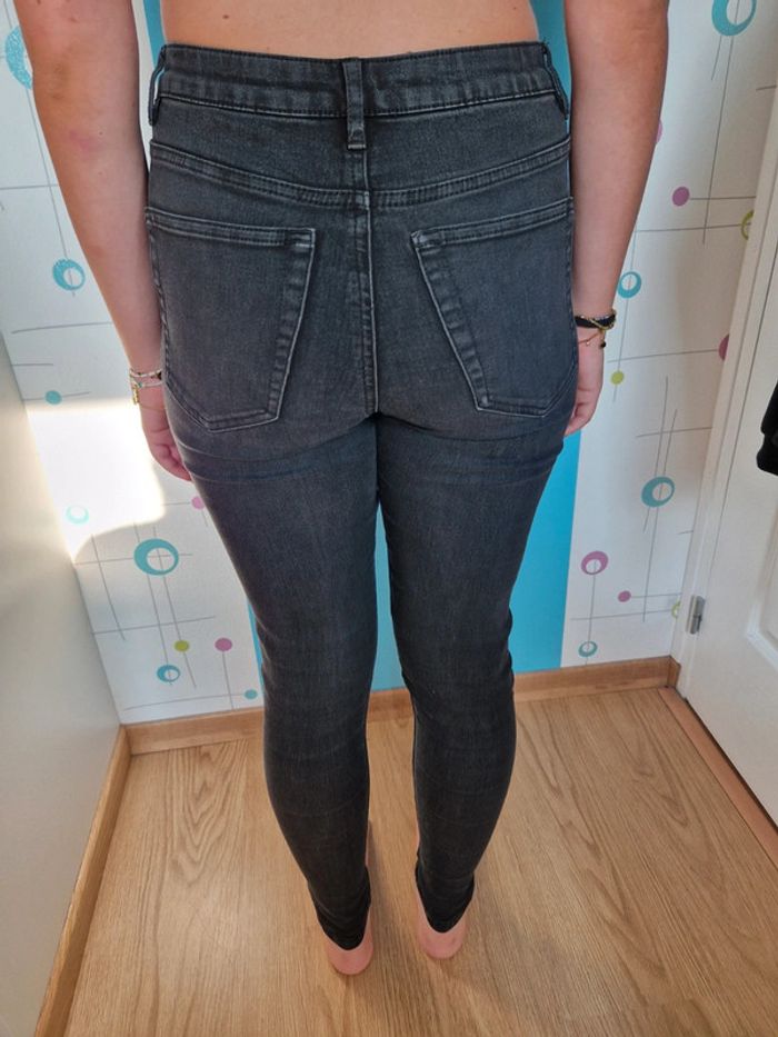 Jeans troué - photo numéro 2