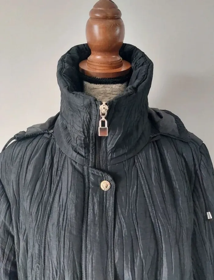 Manteau noir long et plissé - photo numéro 6