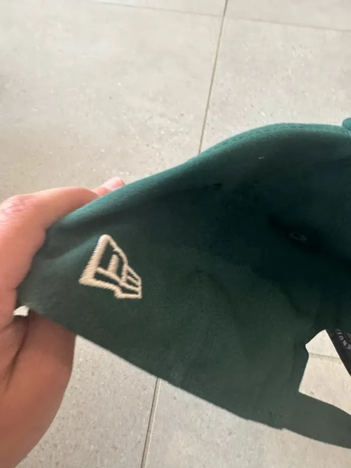Casquette verte foncé New era, bon état - photo numéro 4
