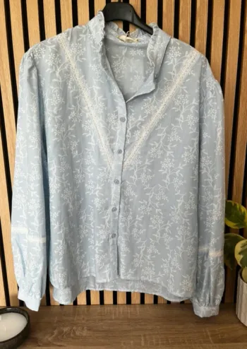 Chemise bleu clair et broderies
