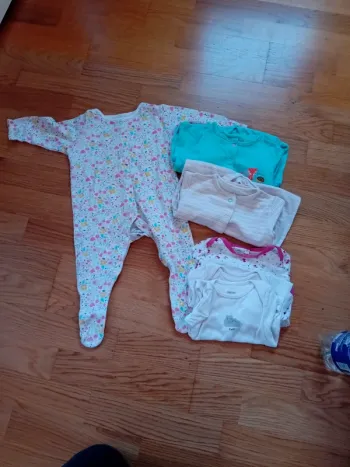 Pyjamas et bodys t 6/9 mois