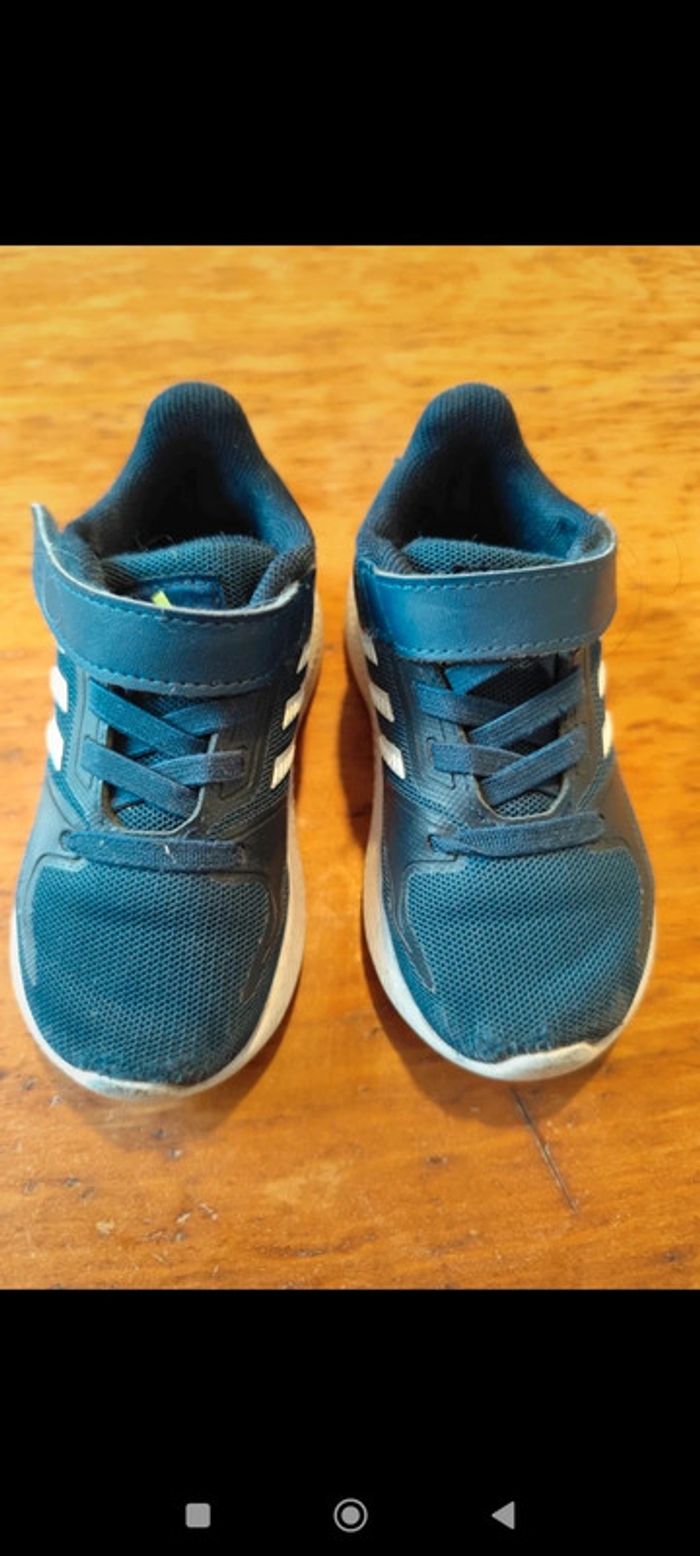 Basket Adidas bleu à scratch semelle blanche taille 22 - photo numéro 3