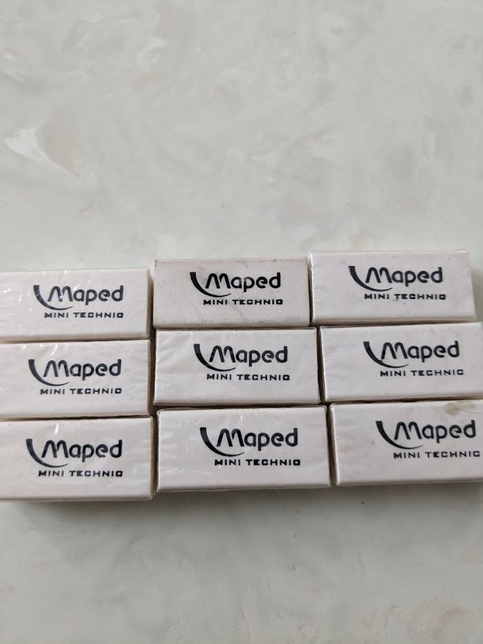 Lot de 9 gommes Maped.