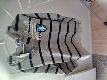 Tee-shirt manches longues à capuche – 4 ans – très bon état