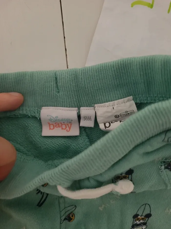 Lot de 2 shorts vert motif taille 9 mois disney/kiabi - photo numéro 3