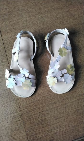 Sandale  ,beige  ,motif  de  fleurs  ,pointure  27