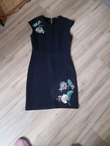 Tres jolie robe desigual noire brodee