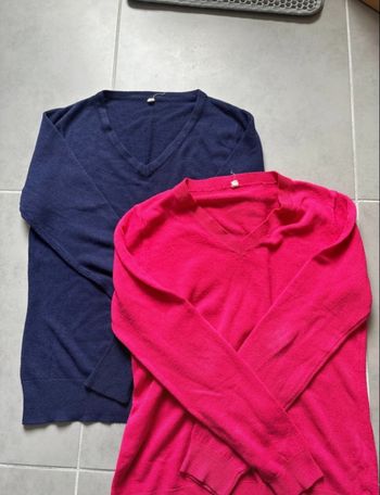 Lot deux pulls bleu marine et Fuchsia taille M