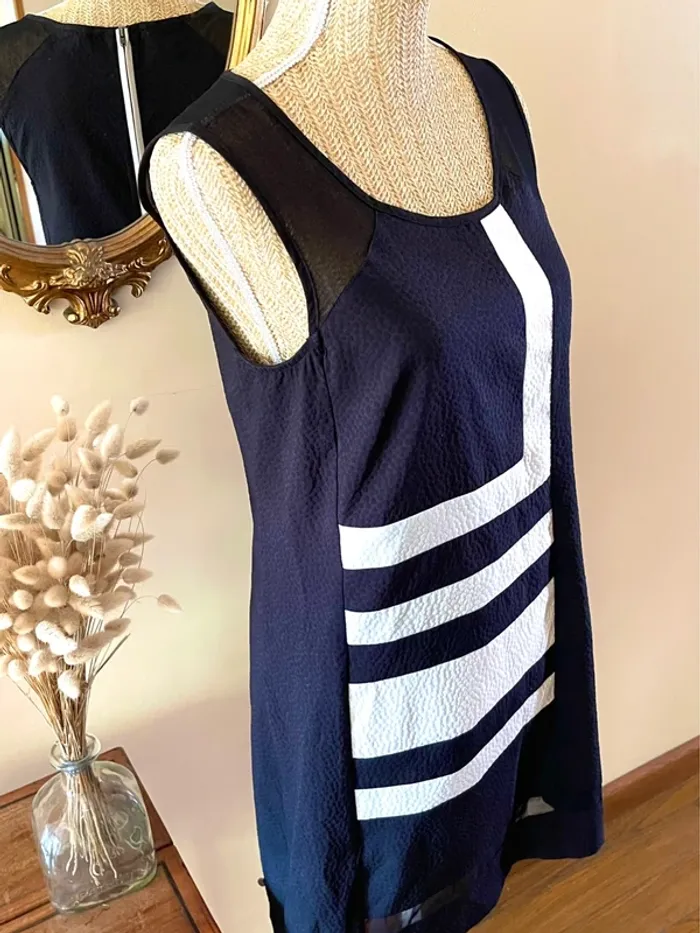 Robe Style Art Déco Neuve avec Détails en Tulle – Miss Captain – Taille M