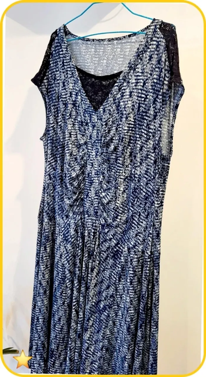 Robe fluide imprimée avec détails en dentelle – Très bon état - Bleu - Taille 40 - photo numéro 2