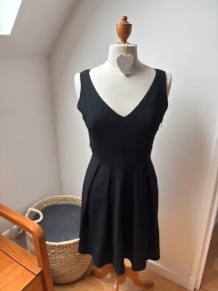 🖤 Robe noire dos croisé avec noeud - modèle Rencontre - Claudie Pierlot 🖤 T38 - photo numéro 2