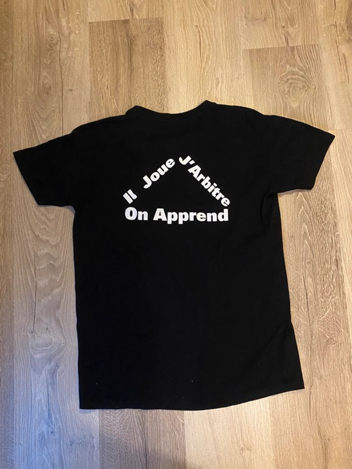 t-shirt noir, jeune arbitre de hand/ de foot