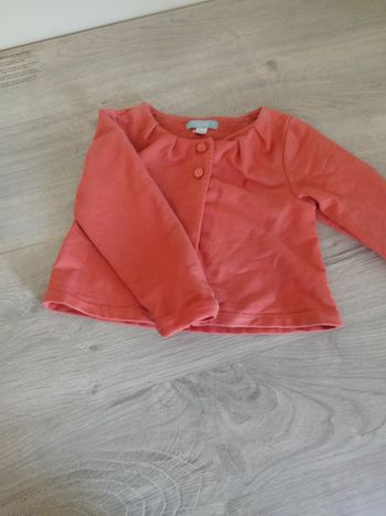 Gilet dans les tons corail