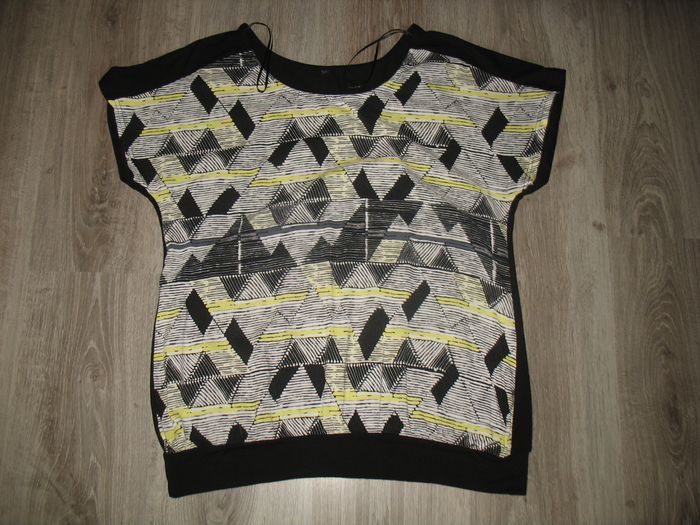 TEE SHIRT MC NOIR A MOTIFS - TAILLE 3 - n°08