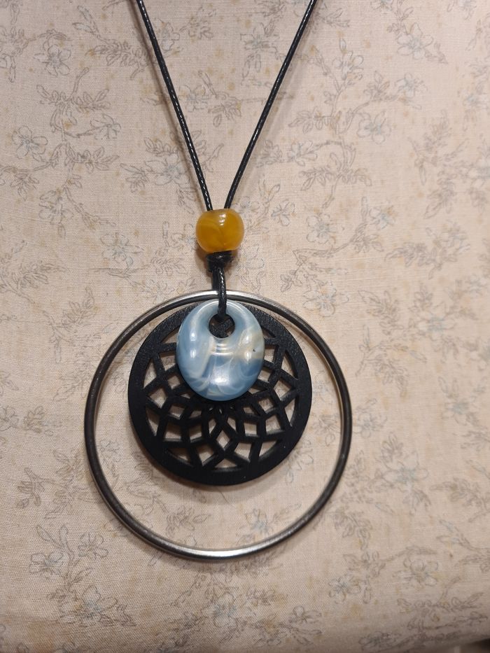 Collier. Sautoir. Lien noir. Cercle noir et turquoise. 48 cm. - photo numéro 3