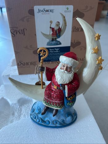 Figurine Père Noël sur croissant de lune - Heartwood Creek