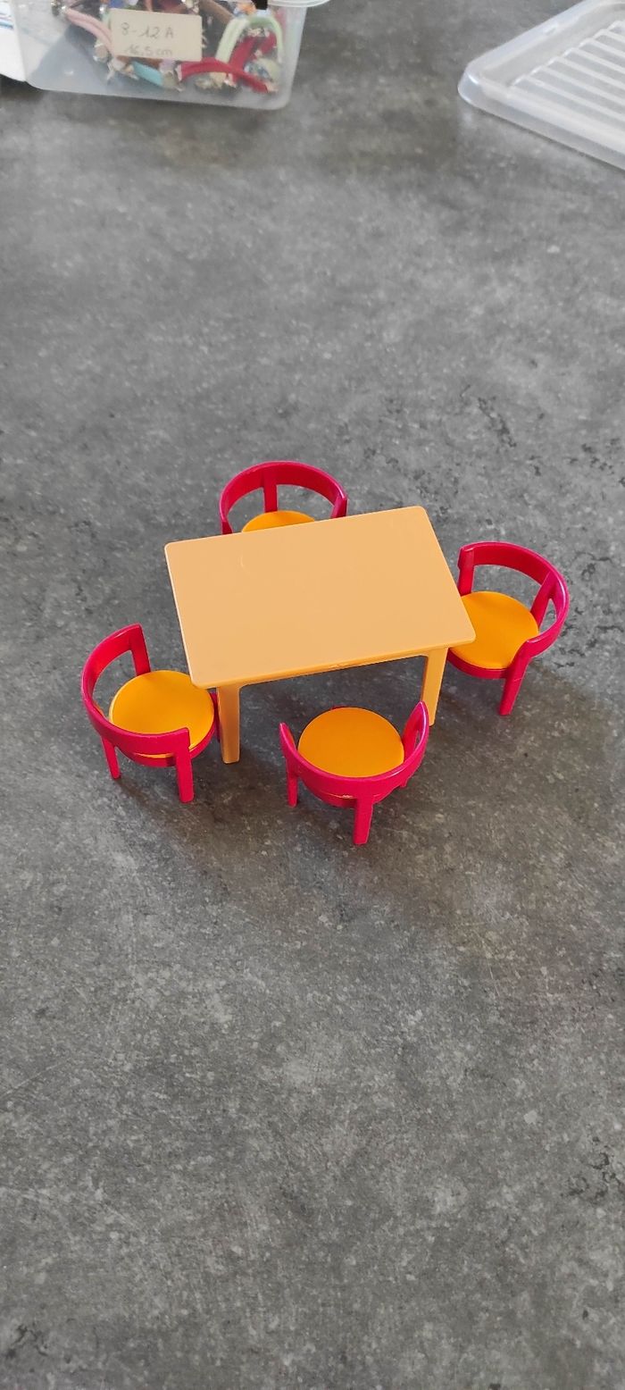 (C28) Playmobil lot table et 4 chaises