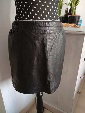 Mini-jupe en cuir noir. Mango 3638