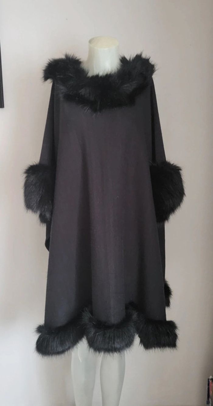 Cape/poncho avec manches. Noir avec fourrure aux extrémités. TU. Neuve 🥰 - photo numéro 4