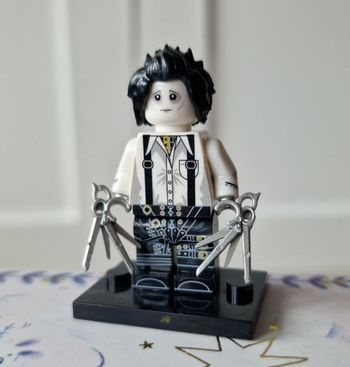 Minifigure Edward aux mains d'argent n2