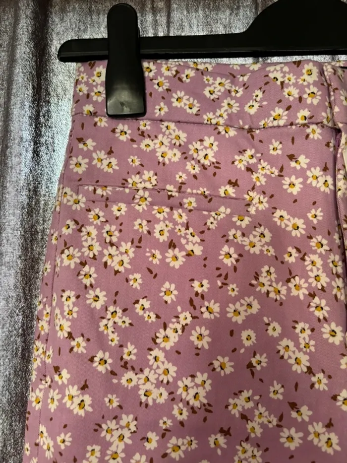 Pantalon rose avec marguerites - photo numéro 3