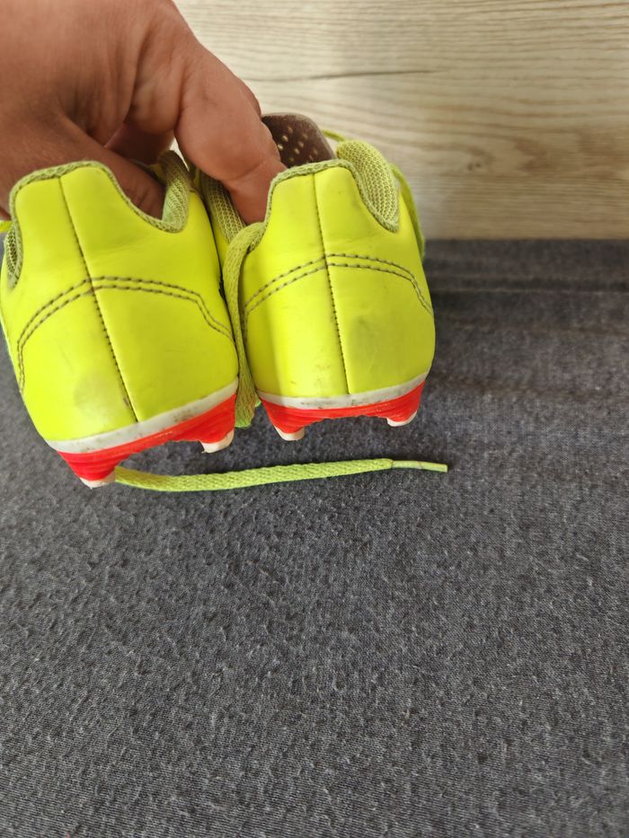 Crampons de foot moulés Adidas 28 - photo numéro 3