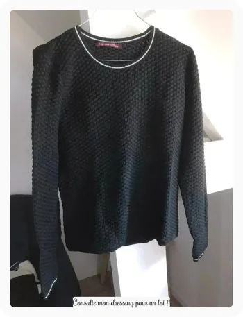 Pull noir et liseret blanc
