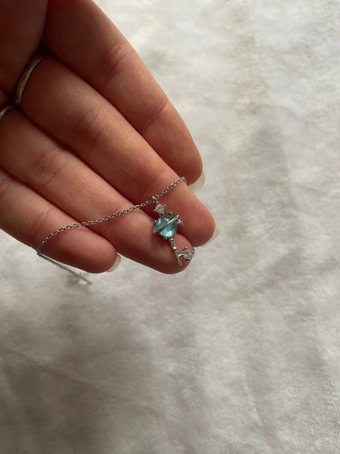 Collier planète clé bleu turquoise