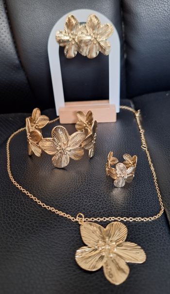NEUF ! Parure élégante dorée fleur 5 pièces motif floraux