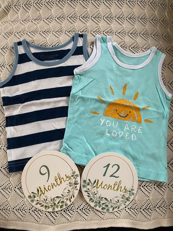 2 debardeurs bébé 9-12 mois