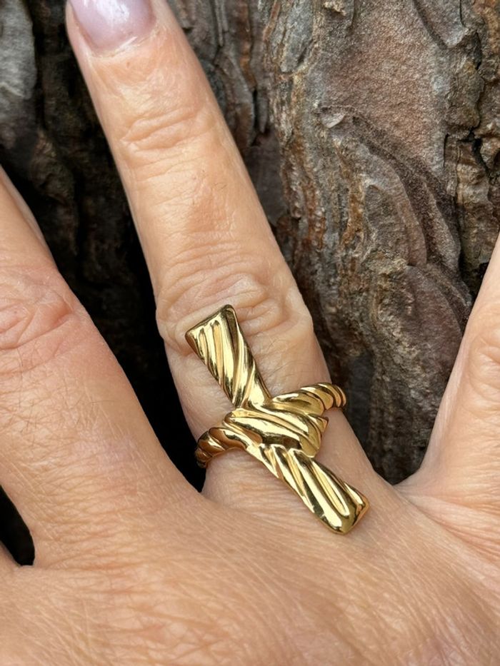 Bague réglable grande croix travaillée noeud acier inoxydable or