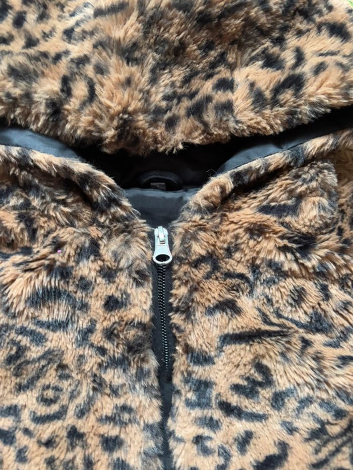 🌺Veste avec capuche en fausse fourrure au motif léopard marron et noir Taille 24mois/92cm🌺 - photo numéro 4