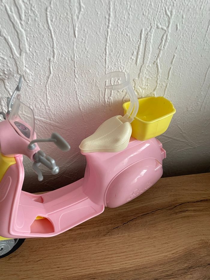 Scooter vespa barbie rose et jaune avec panier - photo numéro 2