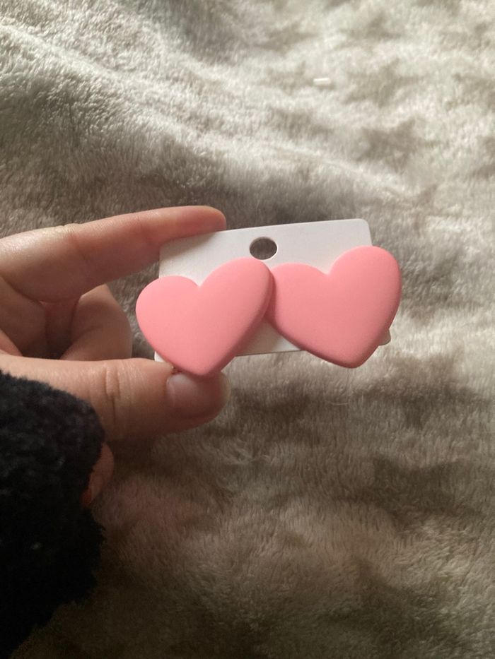 Boucles d’oreilles 🩷 NEUVES avec étiquette forme de cœurs couleur rose - photo numéro 3