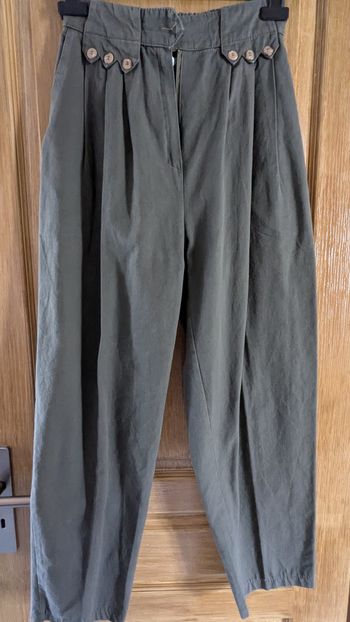 Pantalon kaki à pinces.